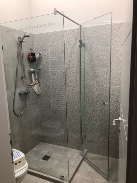 Modern zuhanyfal gyártása egyéni elképzelés szerint