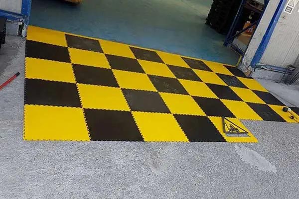 Modulos PVC burkolat sokrétű felhasználása a biztonságos közlekedésért