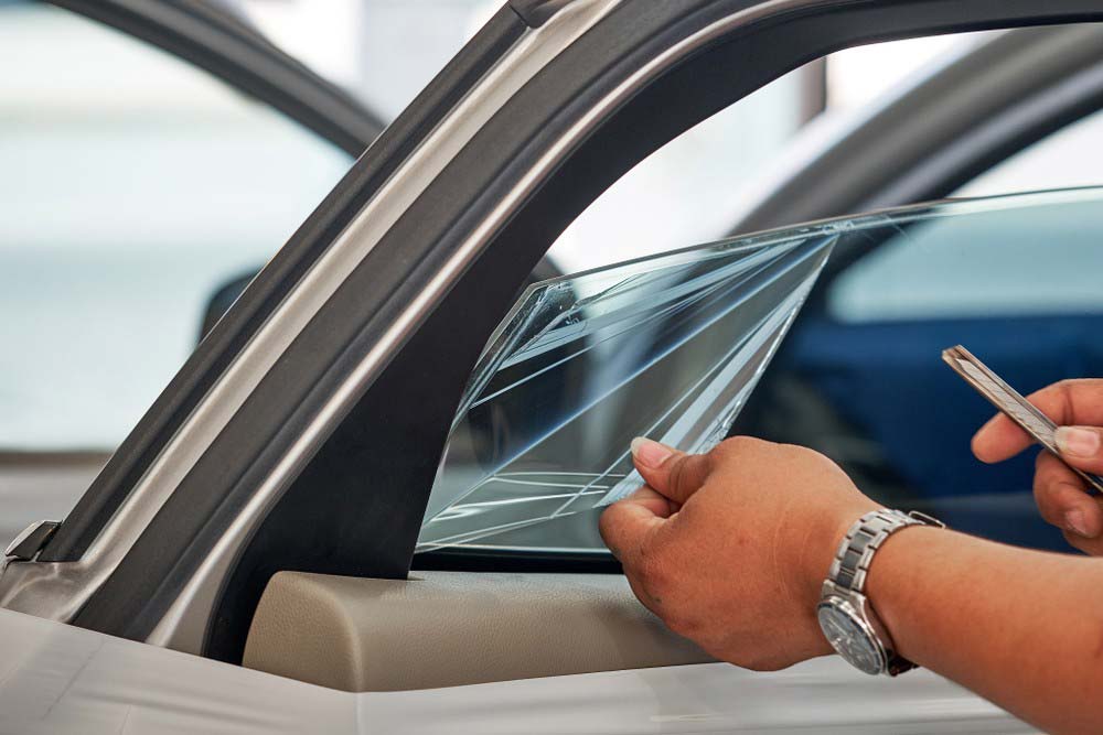 Miért bízzuk profi szakemberekre az autóüveg fóliázás eltávolítását?