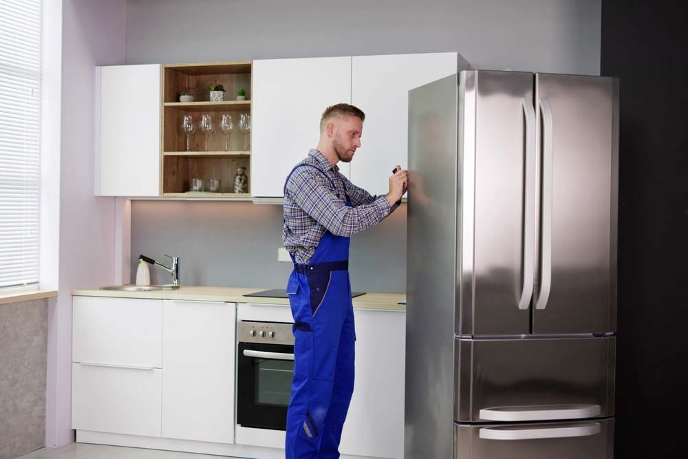 Hűtőszekrény szerelő, a háztartási gépek orvosa