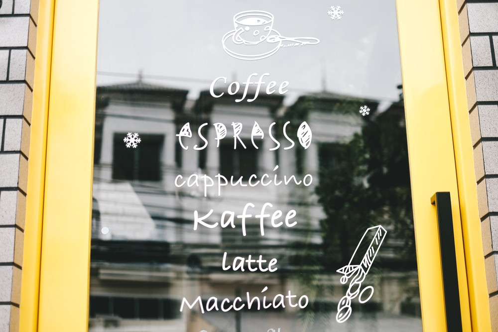 Kirakatból vevőmágnes – Újítsa meg az üzletét nyomdai dekorációval!