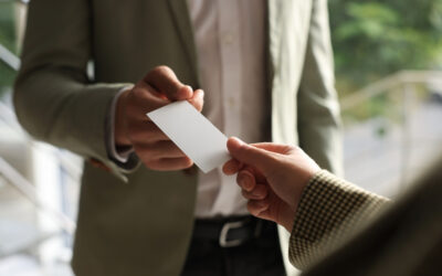 Miért maradt kulcsfontosságú a fizikai névjegykártya a digitális világban?
