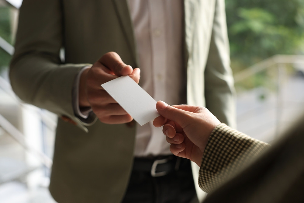 Miért maradt kulcsfontosságú a fizikai névjegykártya a digitális világban?